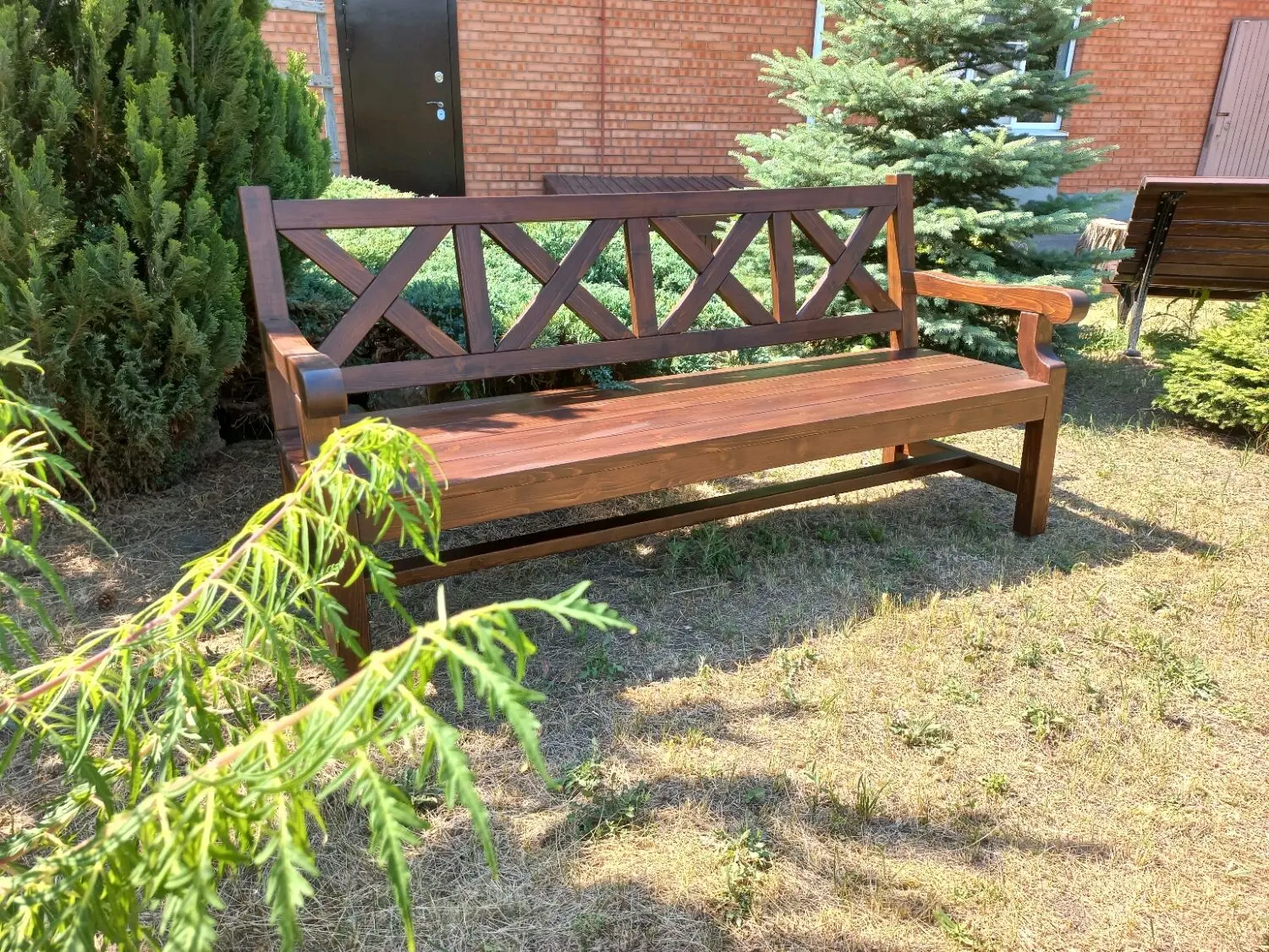 Садовая скамейка из массива дерева
