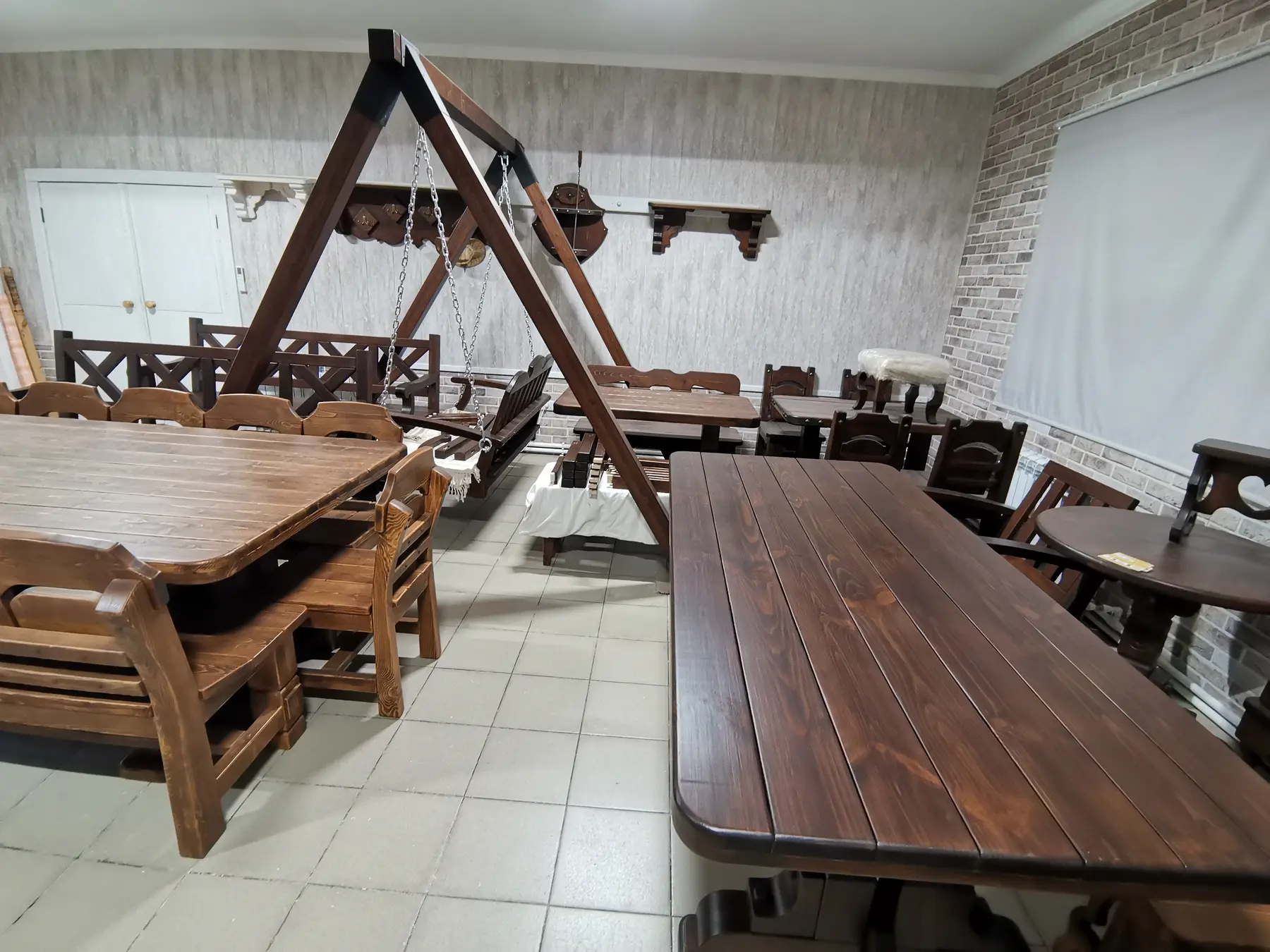 Деревянная мебель в шоуруме Древгуру